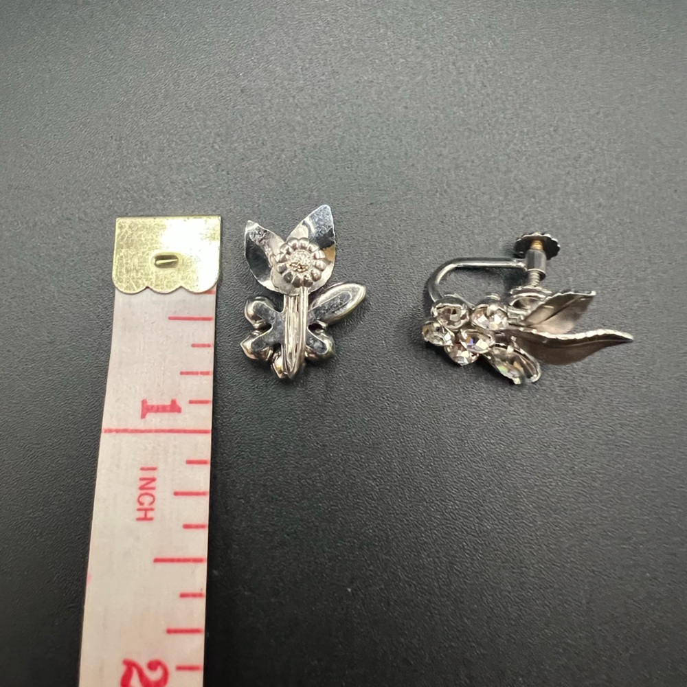Vintage Krementz Signed Rhinestone Silver Tone Flower Screw Back Earrings - Picture 3 of 4